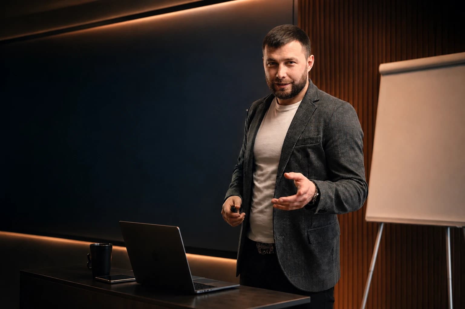 Артем Матяш проводить корпоративний тренінг